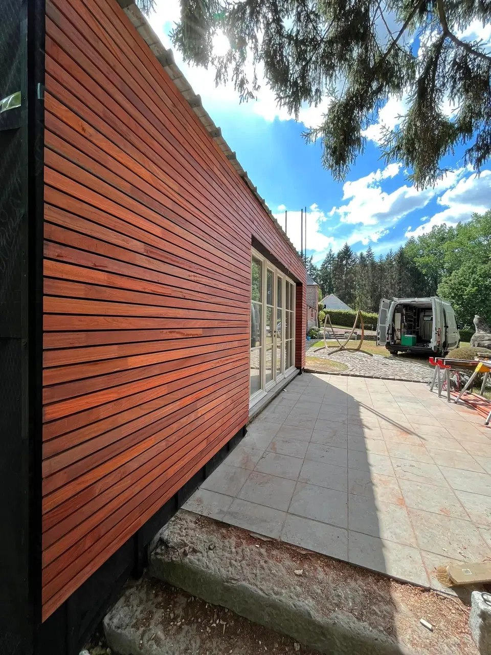 Une annexe de pierre habillée de clins horizontaux — pendant les travaux