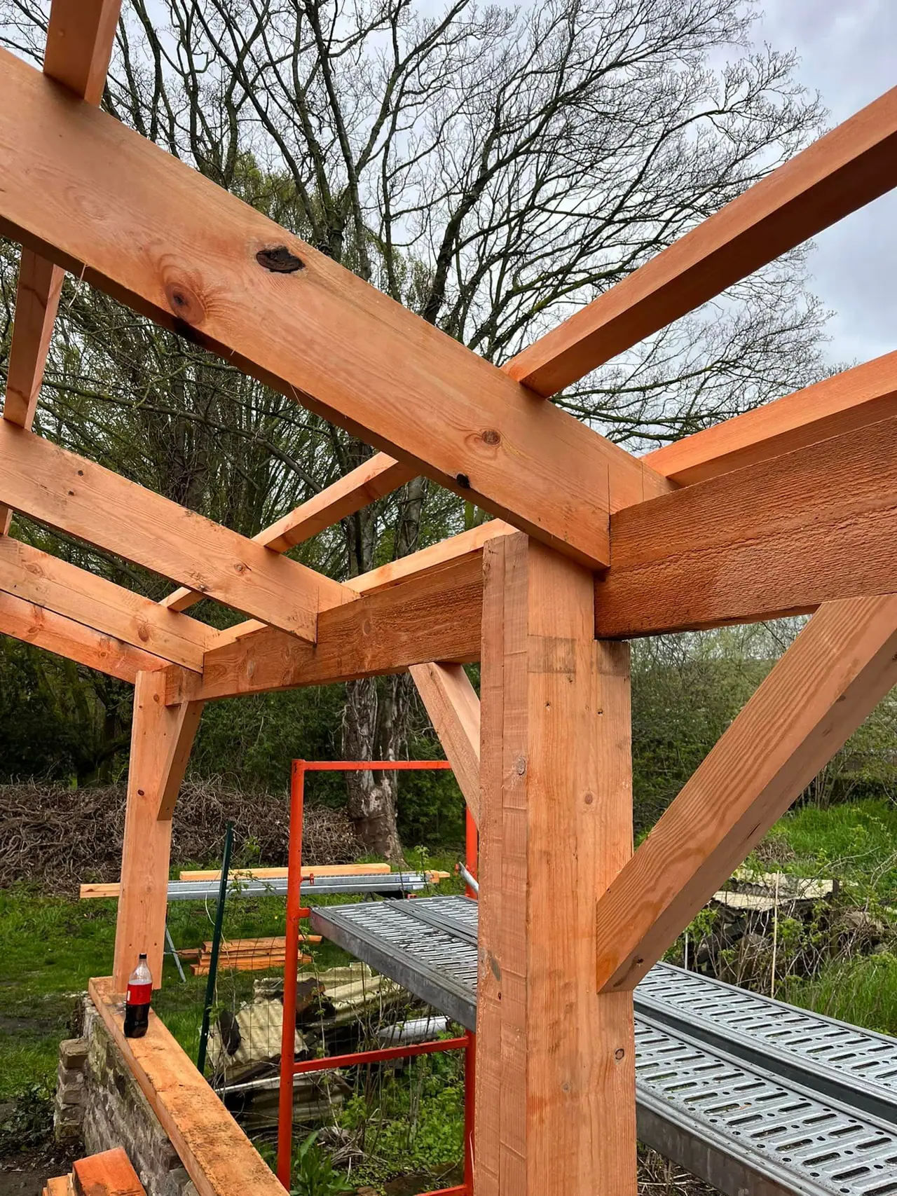 Assemblage tenon-mortaise d’une charpente traditionnelle en bois massif, en lumière rasante
