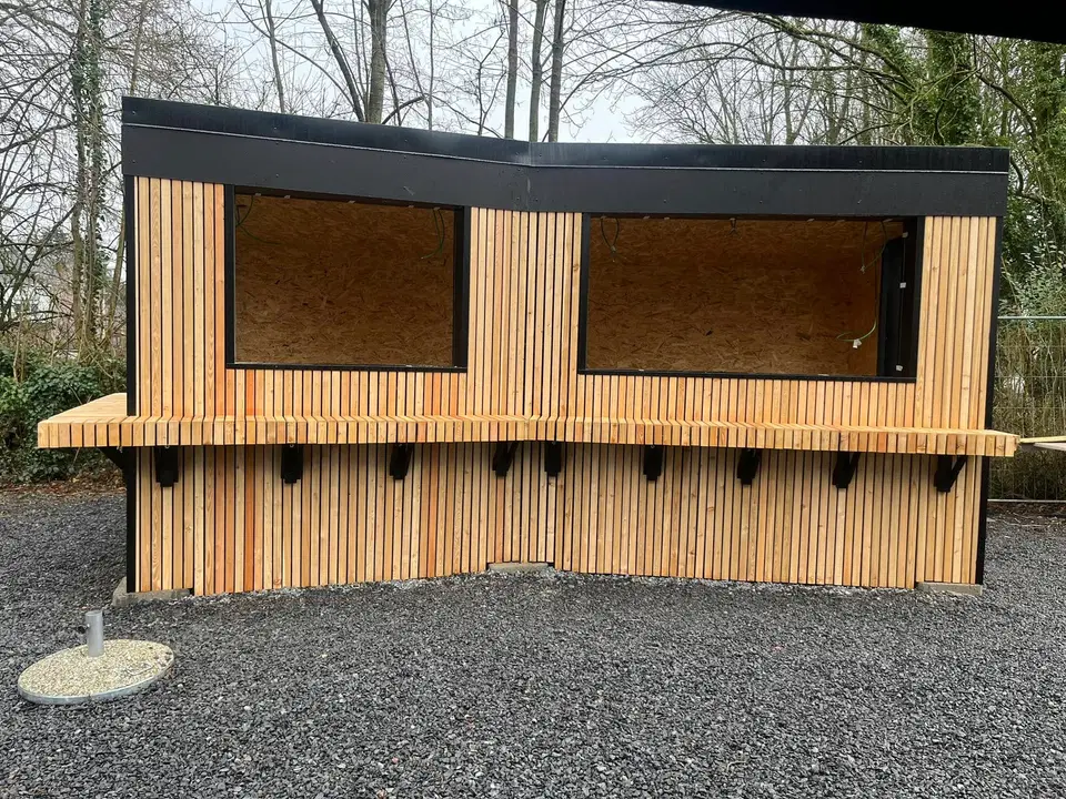 Bar extérieur en tasseaux de mélèze — pendant les travaux