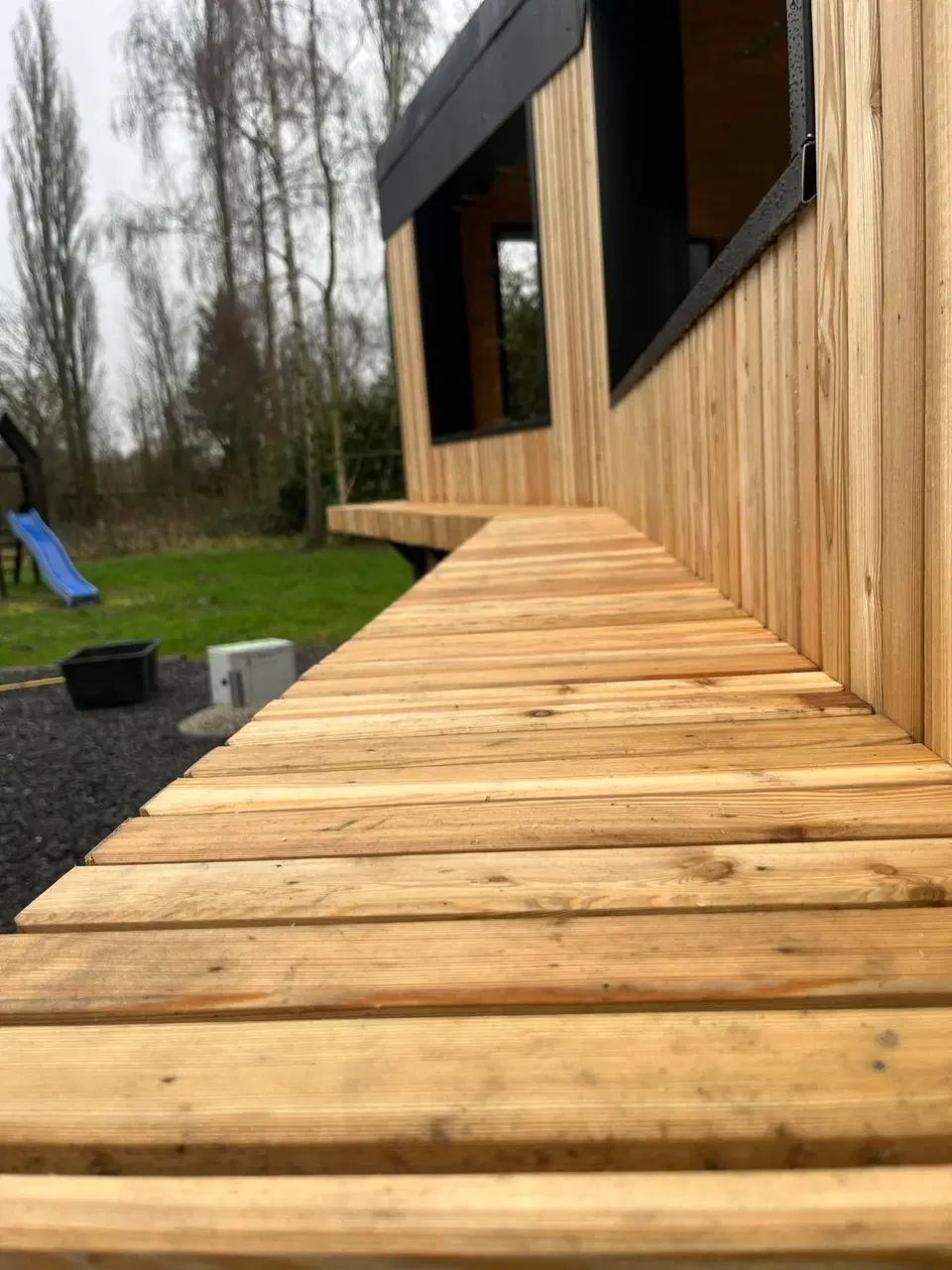Bar extérieur en tasseaux de mélèze — vers la fin du chantier