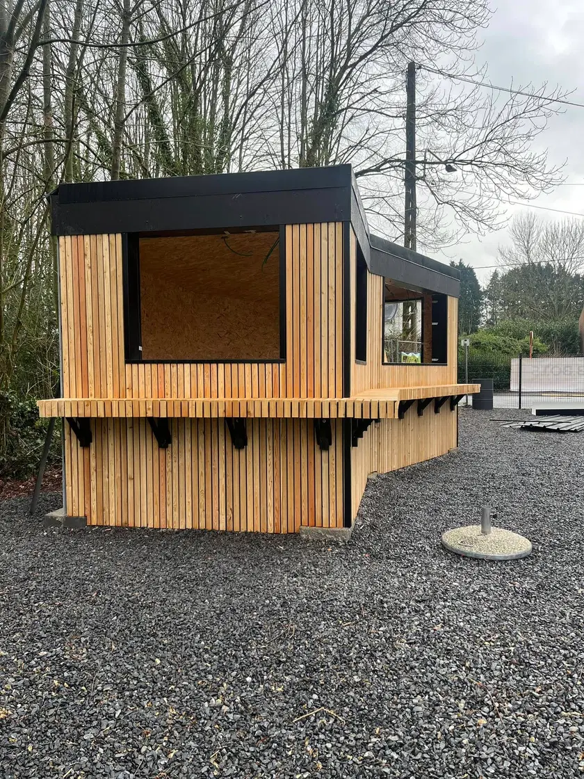 Bar extérieur en tasseaux de mélèze