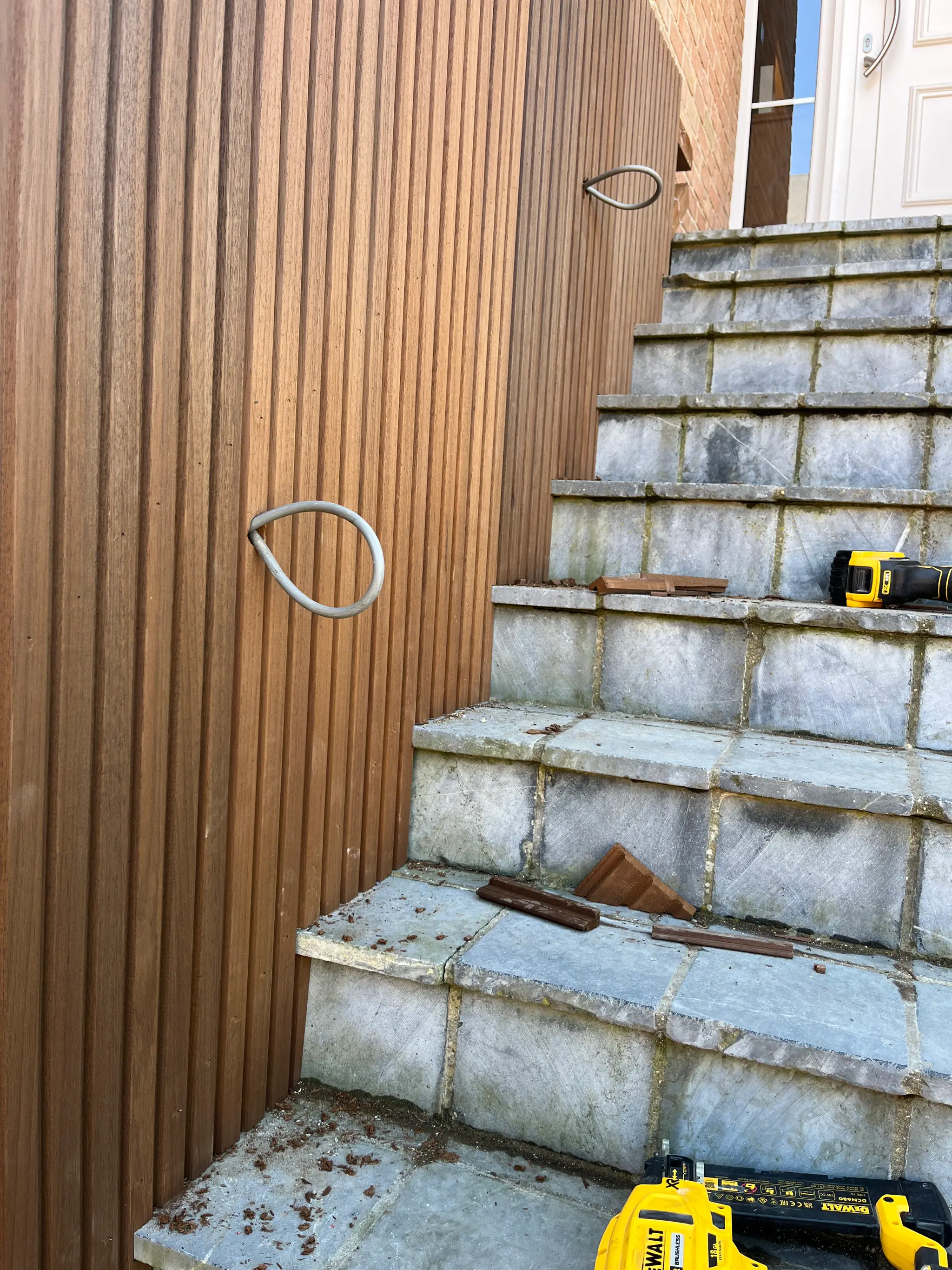 Les lames posées contre l’ancien escalier de béton, avec la boucle de câble qui alimentera l’éclairage intégré