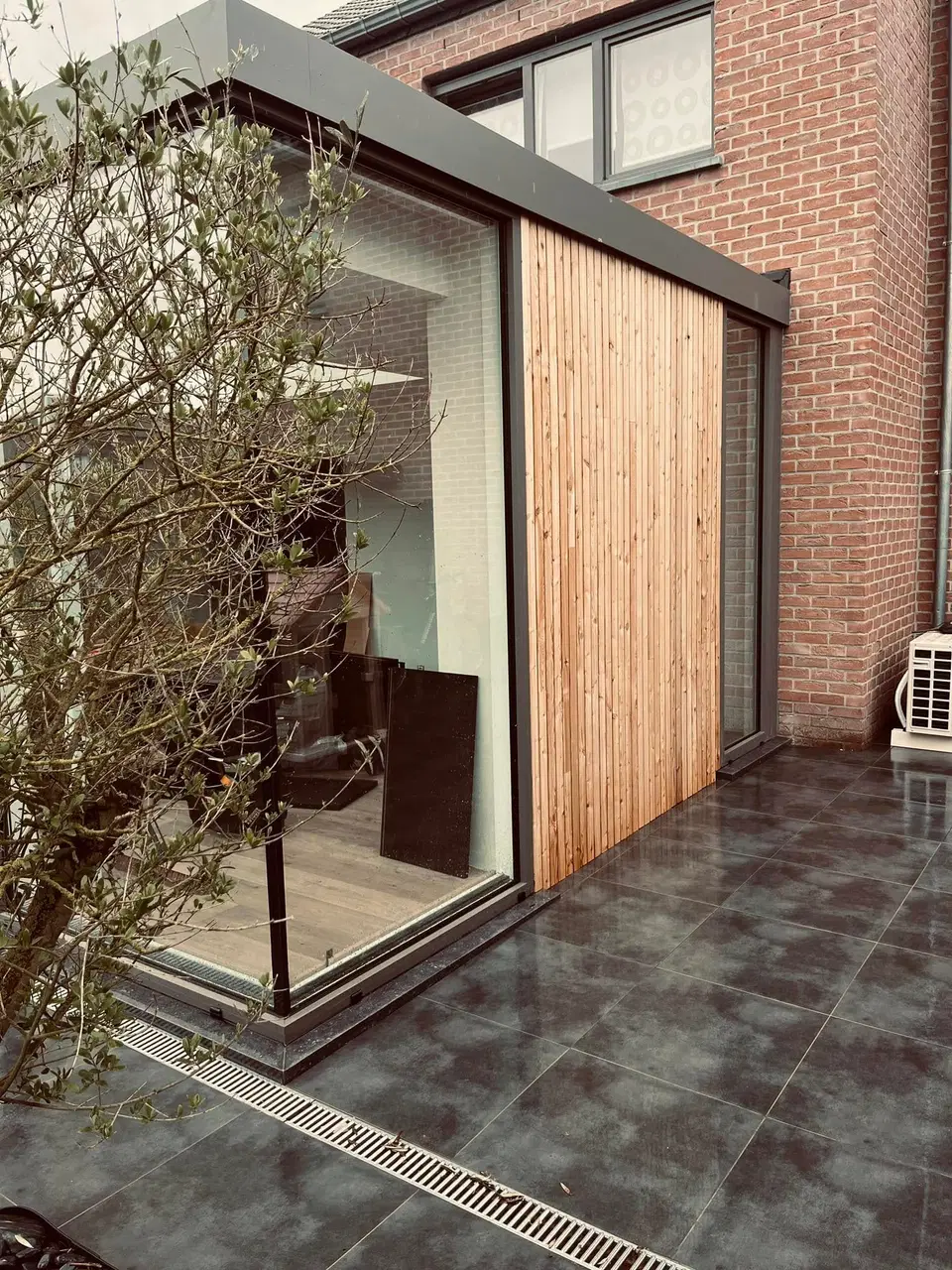 Bardage d’extension en mélèze thermochauffé 22 × 55 — pendant les travaux