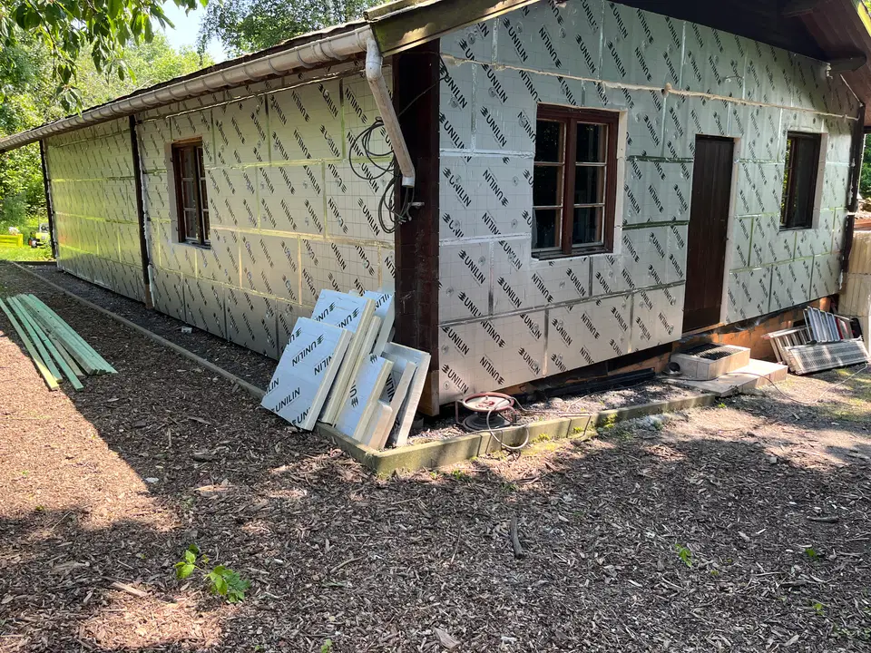 Bardage et menuiseries extérieures d’un chalet — au début du chantier