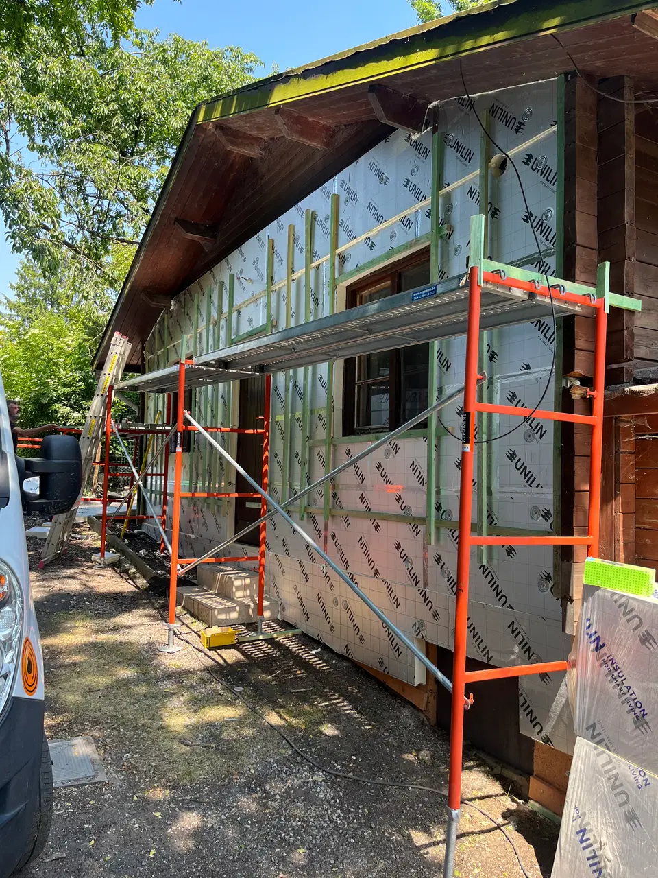 Bardage et menuiseries extérieures d’un chalet — pendant les travaux