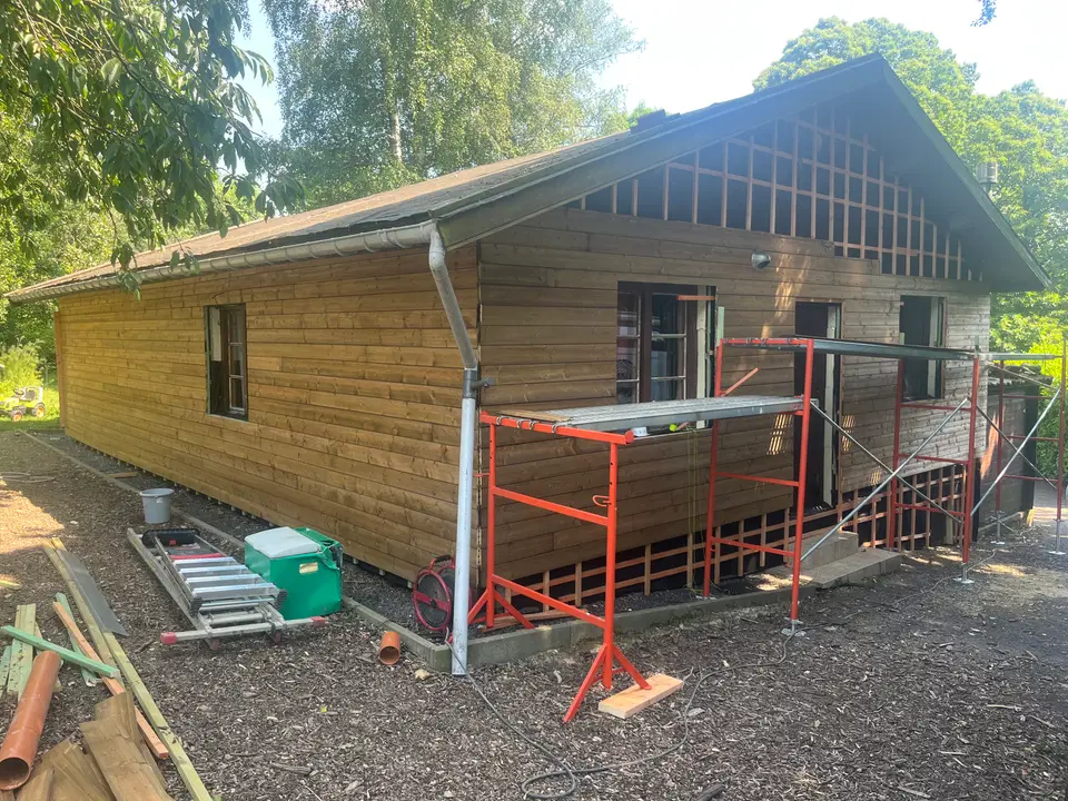 Bardage et menuiseries extérieures d’un chalet — pendant les travaux