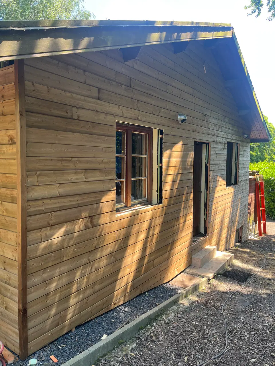 Bardage et menuiseries extérieures d’un chalet — pendant les travaux