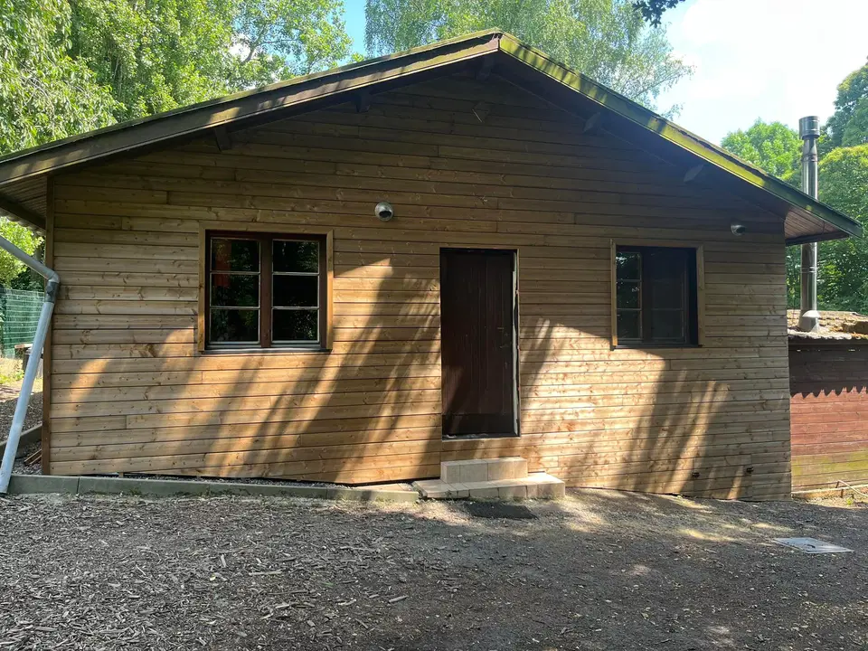 Bardage et menuiseries extérieures d’un chalet — vers la fin du chantier