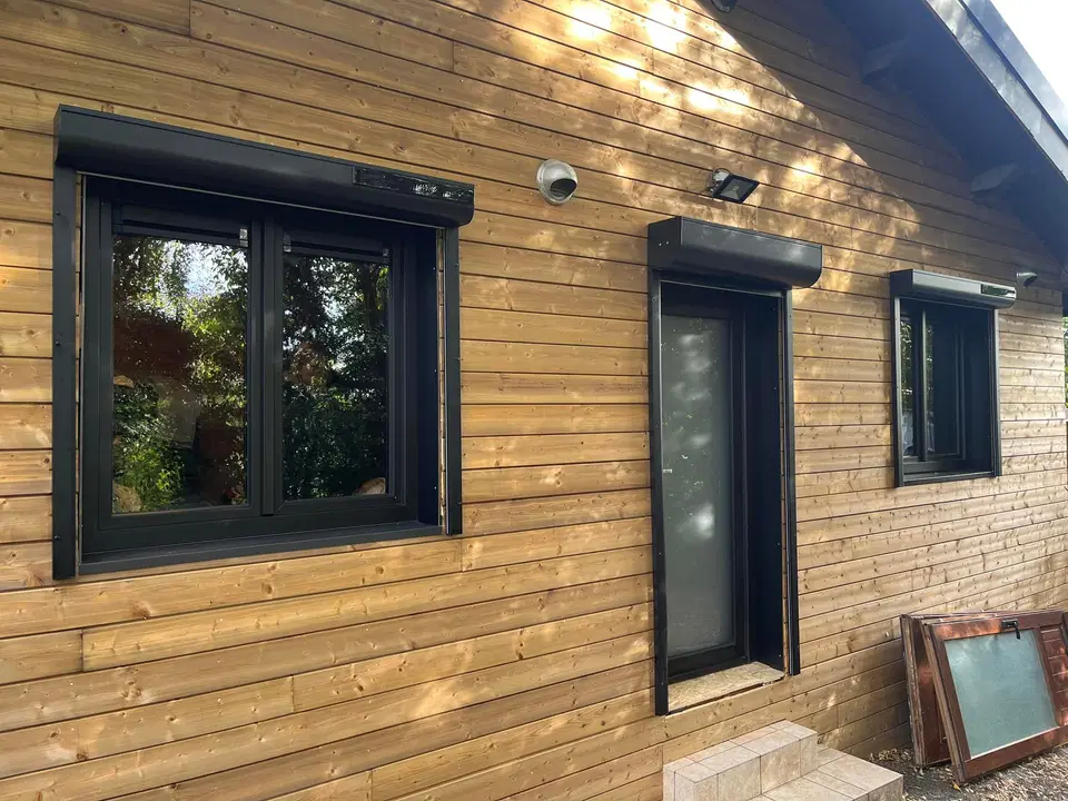 Bardage et menuiseries extérieures d’un chalet — vers la fin du chantier