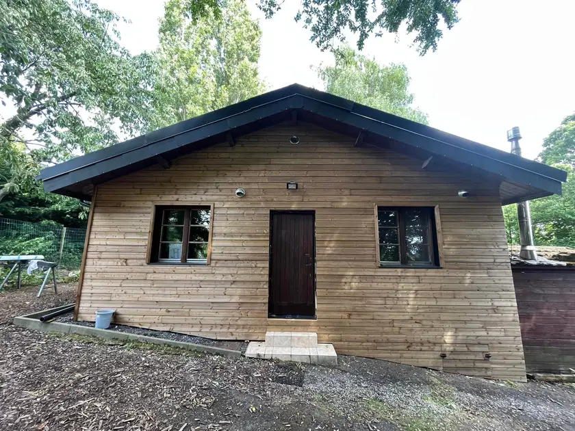 Bardage et menuiseries extérieures d’un chalet