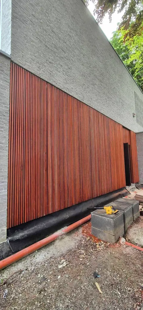Bardage vertical en padouk 25 × 25