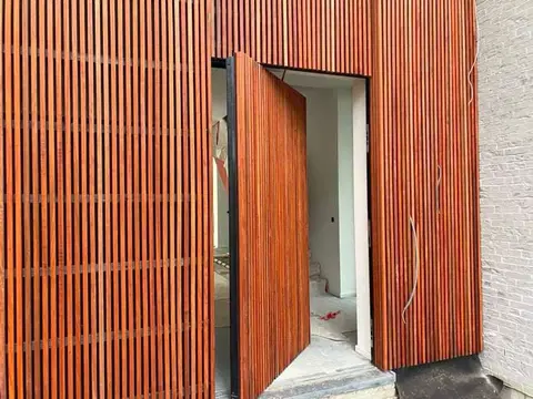 Bardage vertical en padouk 25 × 25 — pendant les travaux