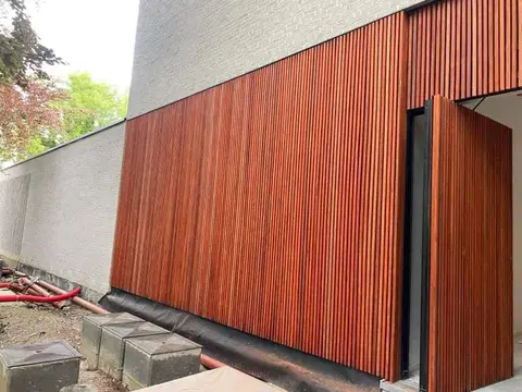Bardage vertical en padouk 25 × 25 — vers la fin du chantier