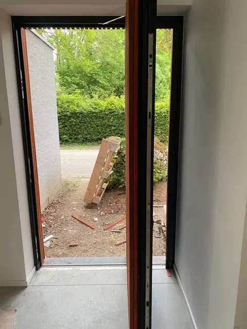 Bardage vertical en padouk 25 × 25 — en fin de chantier