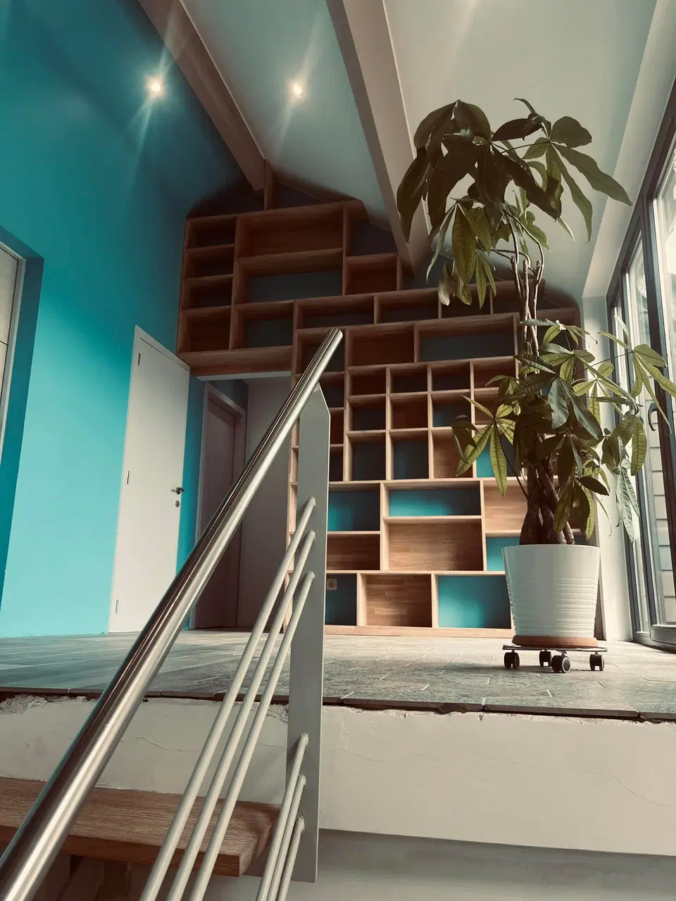 Une bibliothèque à casiers, suivant la pente du toit — pendant les travaux