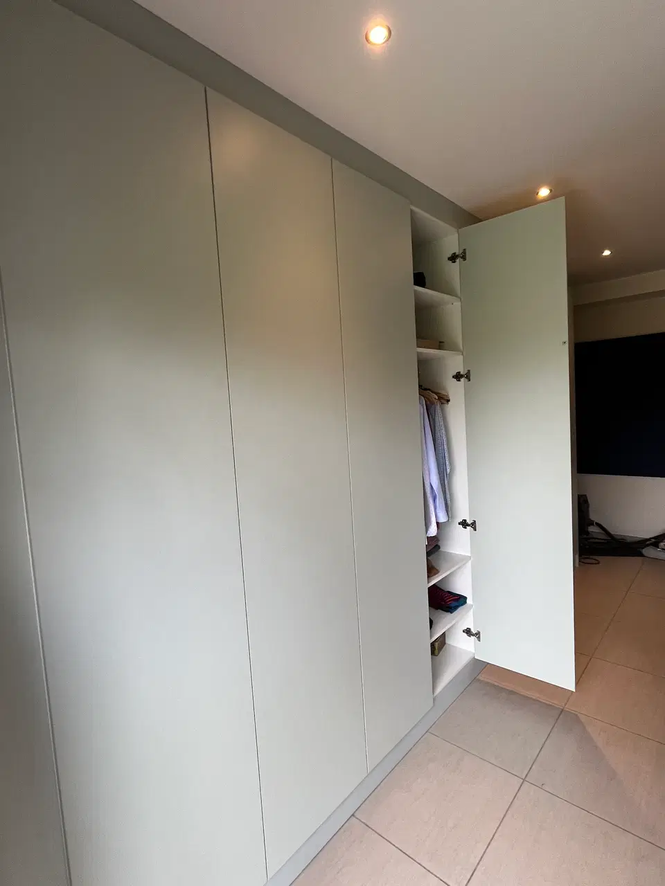 Bureau à domicile et murs de rangement — au début du chantier