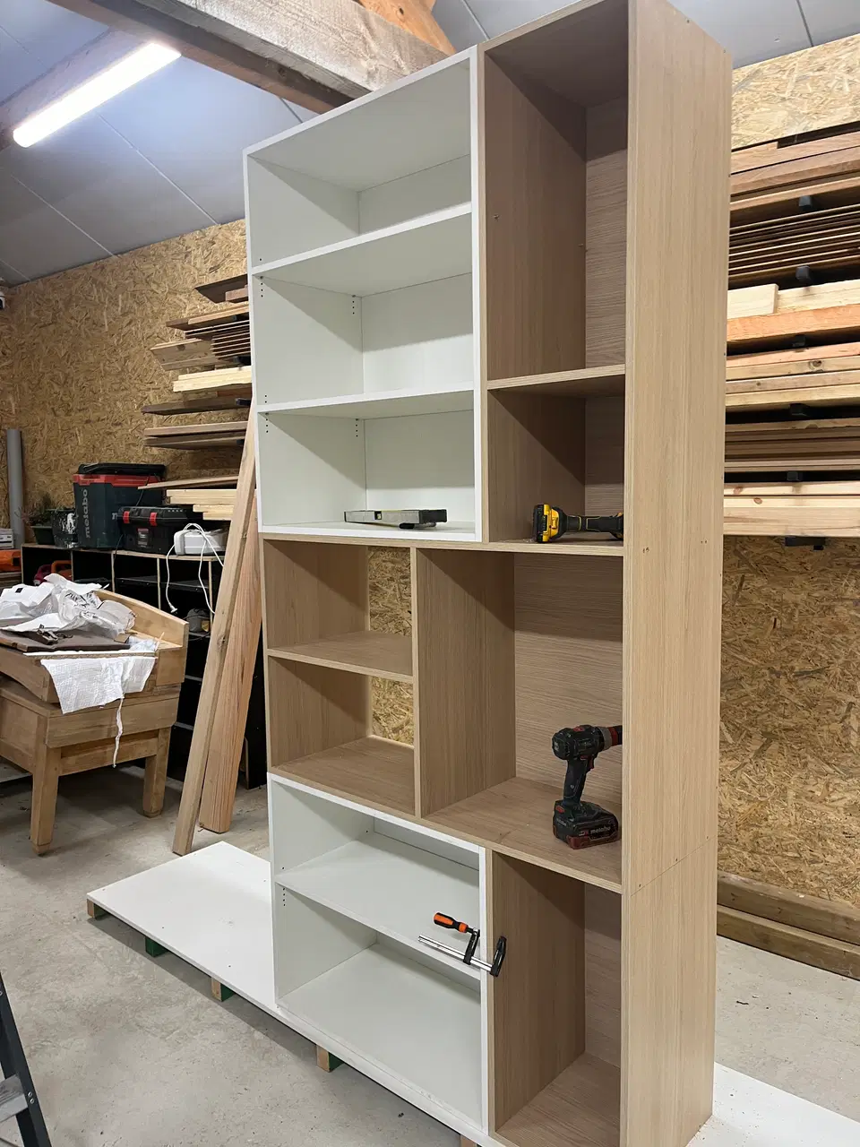 Bureau à domicile et murs de rangement — au début du chantier