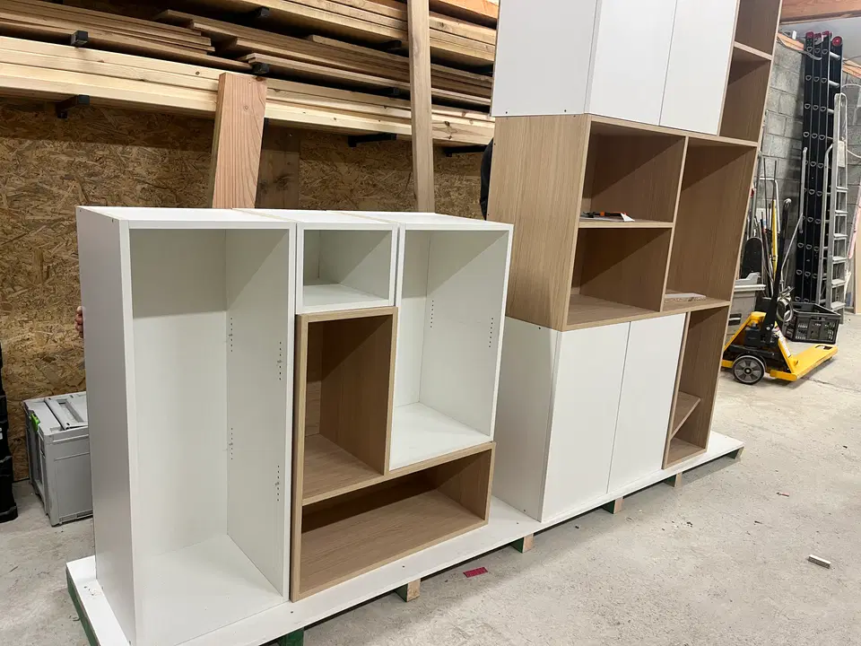 Bureau à domicile et murs de rangement — pendant les travaux