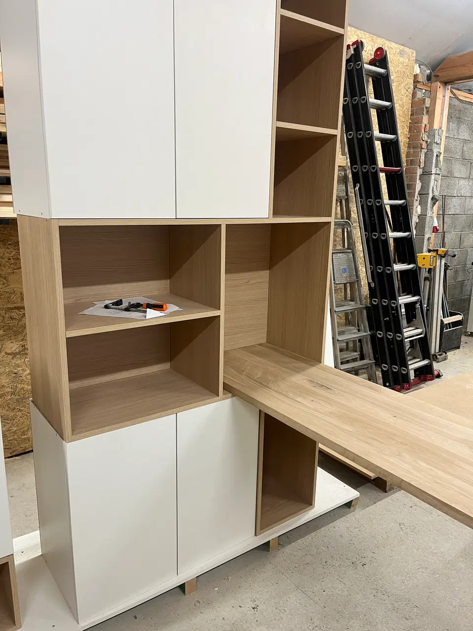 Bureau à domicile et murs de rangement — pendant les travaux