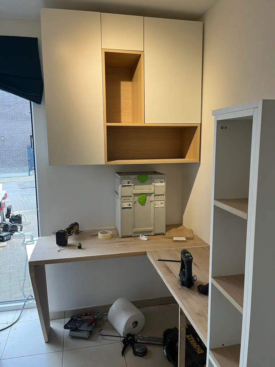 Bureau à domicile et murs de rangement — pendant les travaux