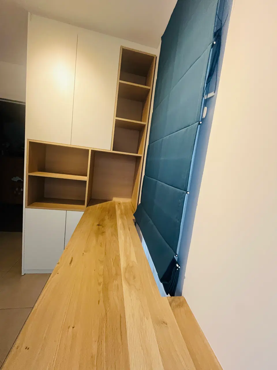 Bureau à domicile et murs de rangement — vers la fin du chantier