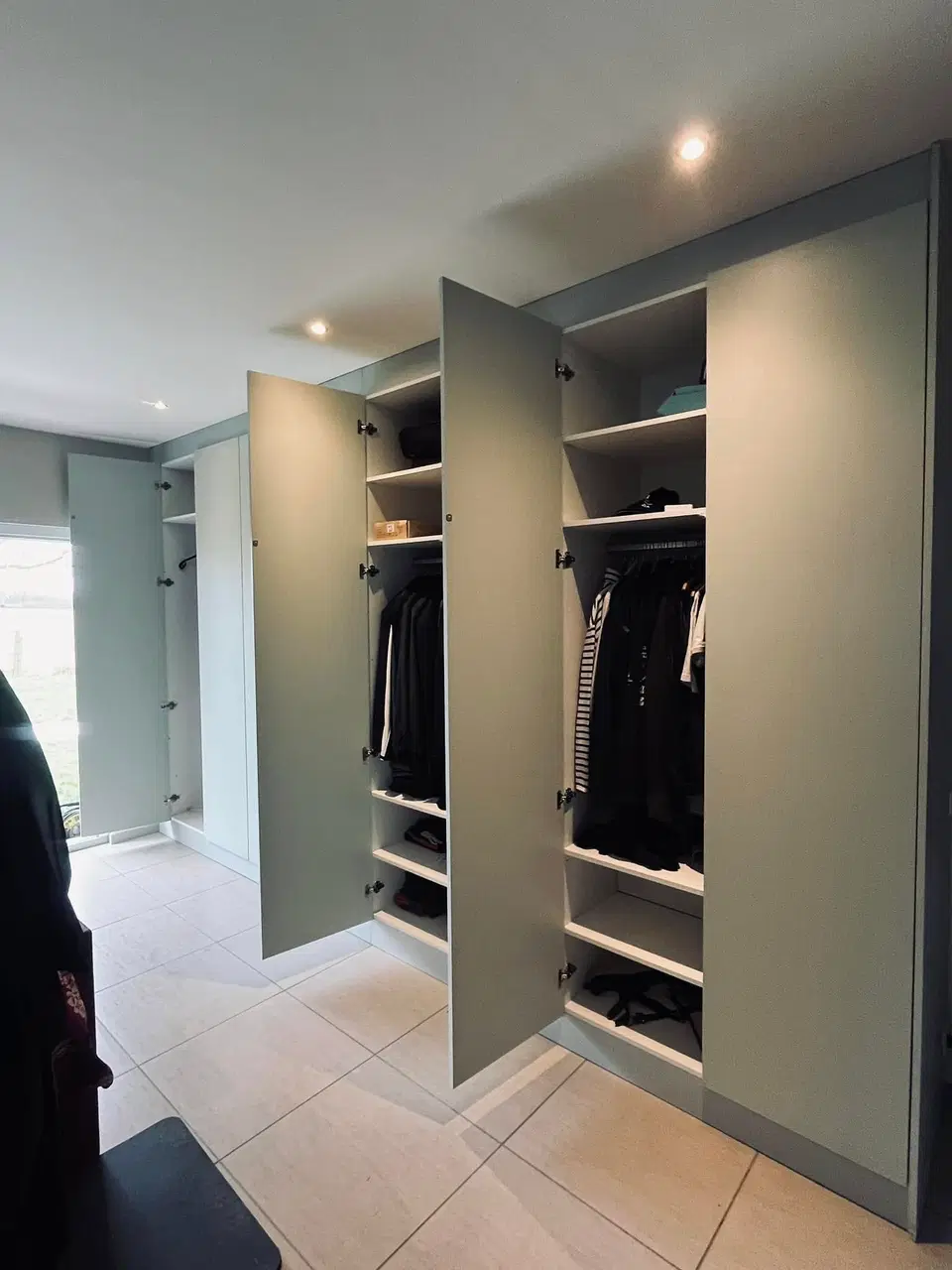 Bureau à domicile et murs de rangement — vers la fin du chantier