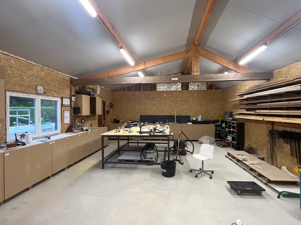 Bureau de comptable en hévéa massif — pendant les travaux
