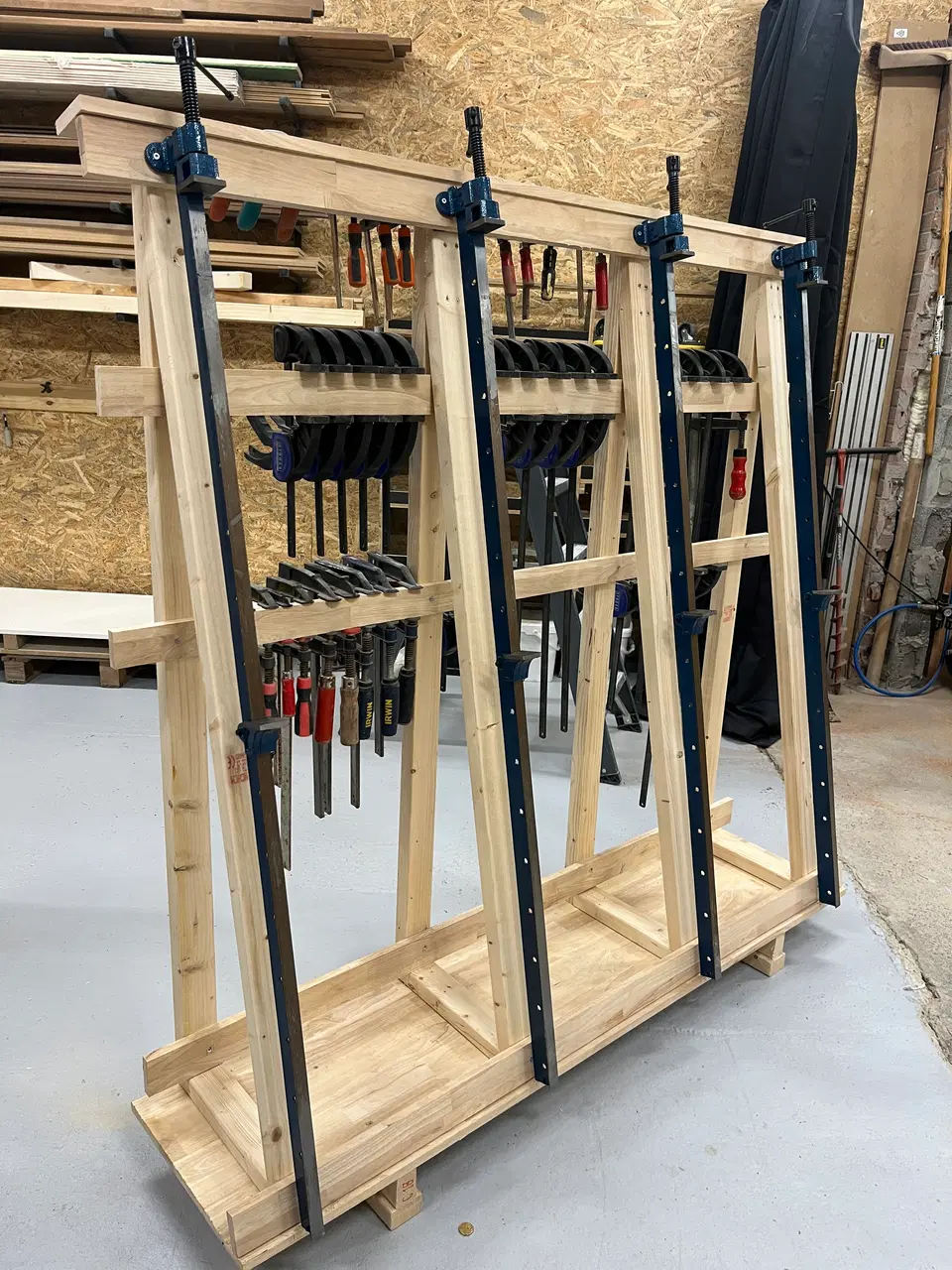 Bureau de comptable en hévéa massif — pendant les travaux