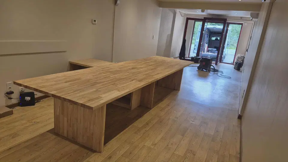 Bureau de comptable en hévéa massif — en fin de chantier