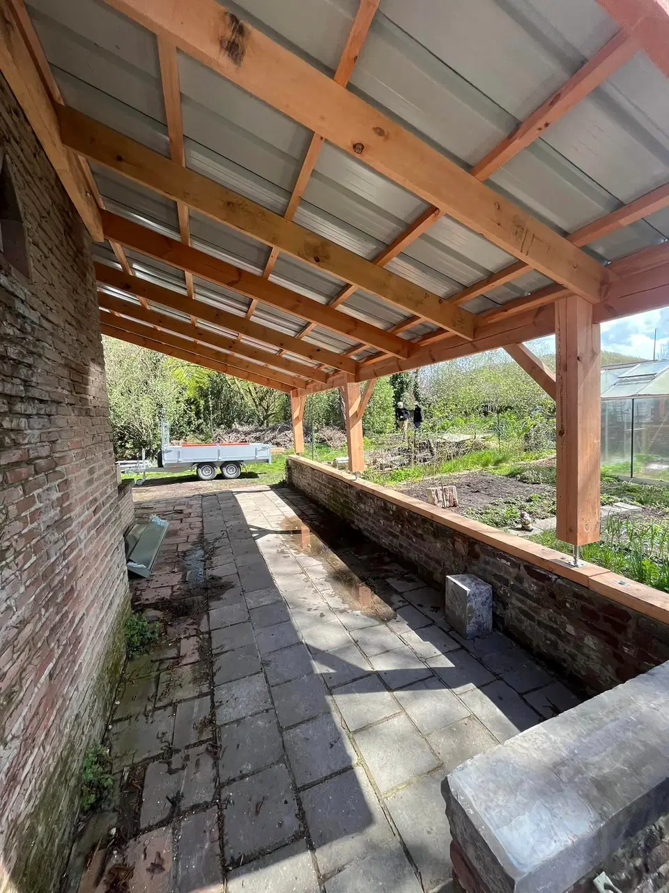 Carport en charpente traditionnelle — au début du chantier