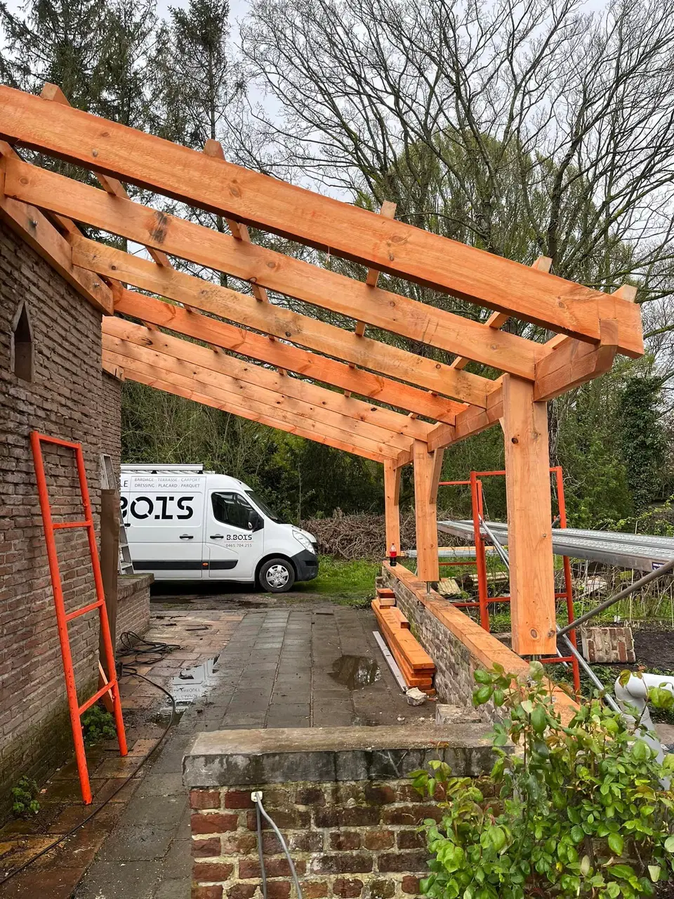 Carport en charpente traditionnelle — au début du chantier