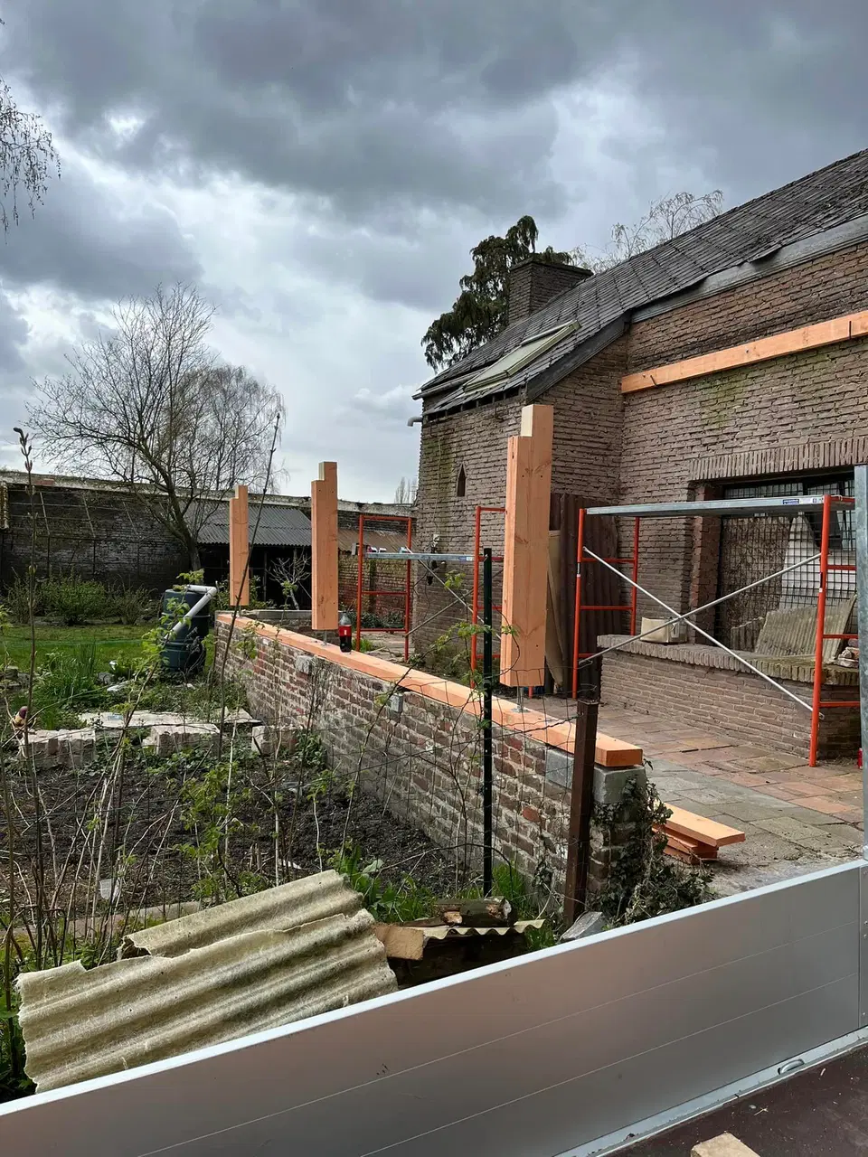 Carport en charpente traditionnelle — vers la fin du chantier