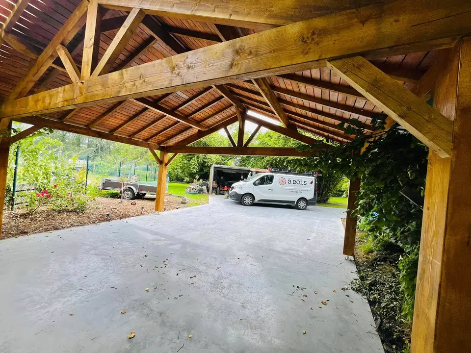 Carport en ferme à poinçon — pendant les travaux