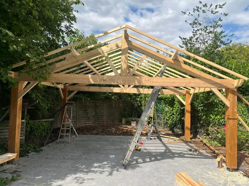 Carport en ferme à poinçon — vers la fin du chantier