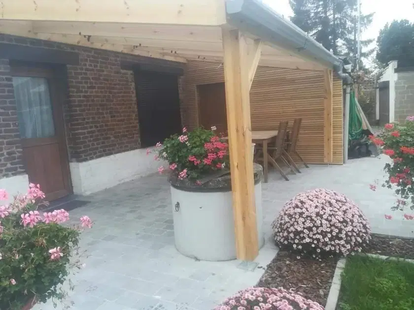 Un carport et une pergola pour la même maison
