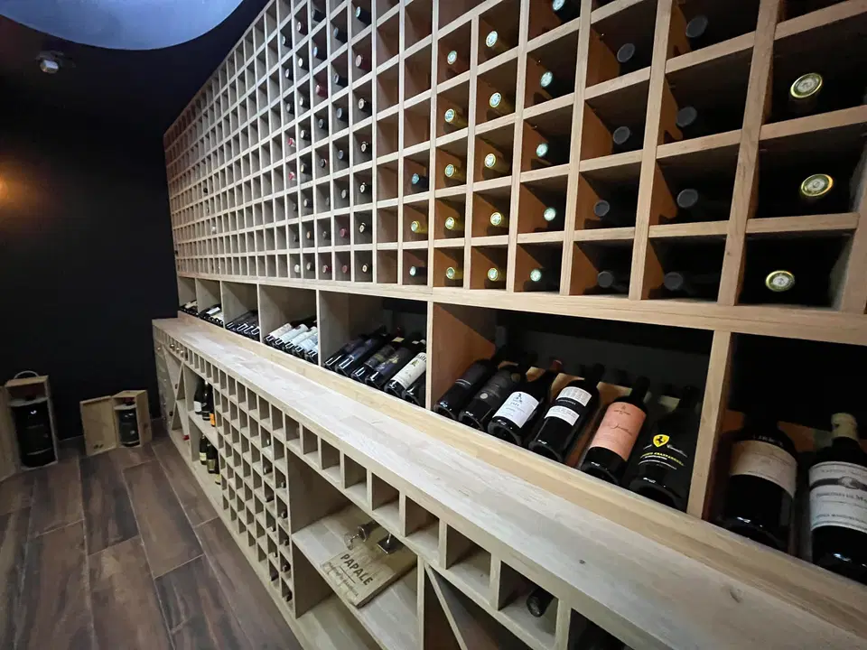 Cave à vin en chêne massif — vers la fin du chantier