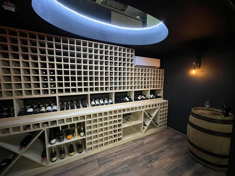 Cave à vin en chêne massif — vers la fin du chantier