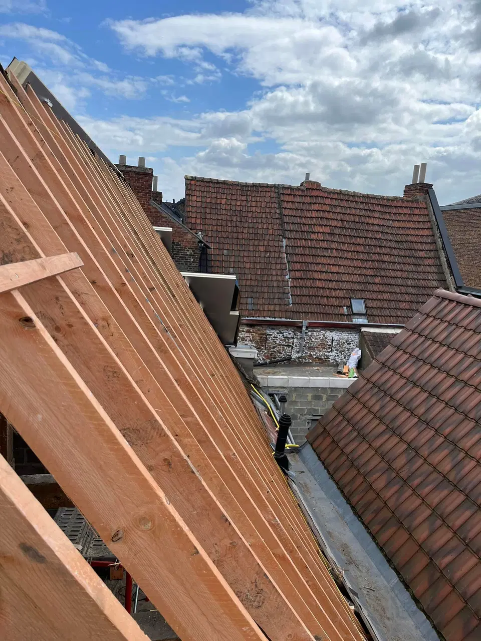 Une charpente refaite au-dessus d'une maison de ville — pendant les travaux