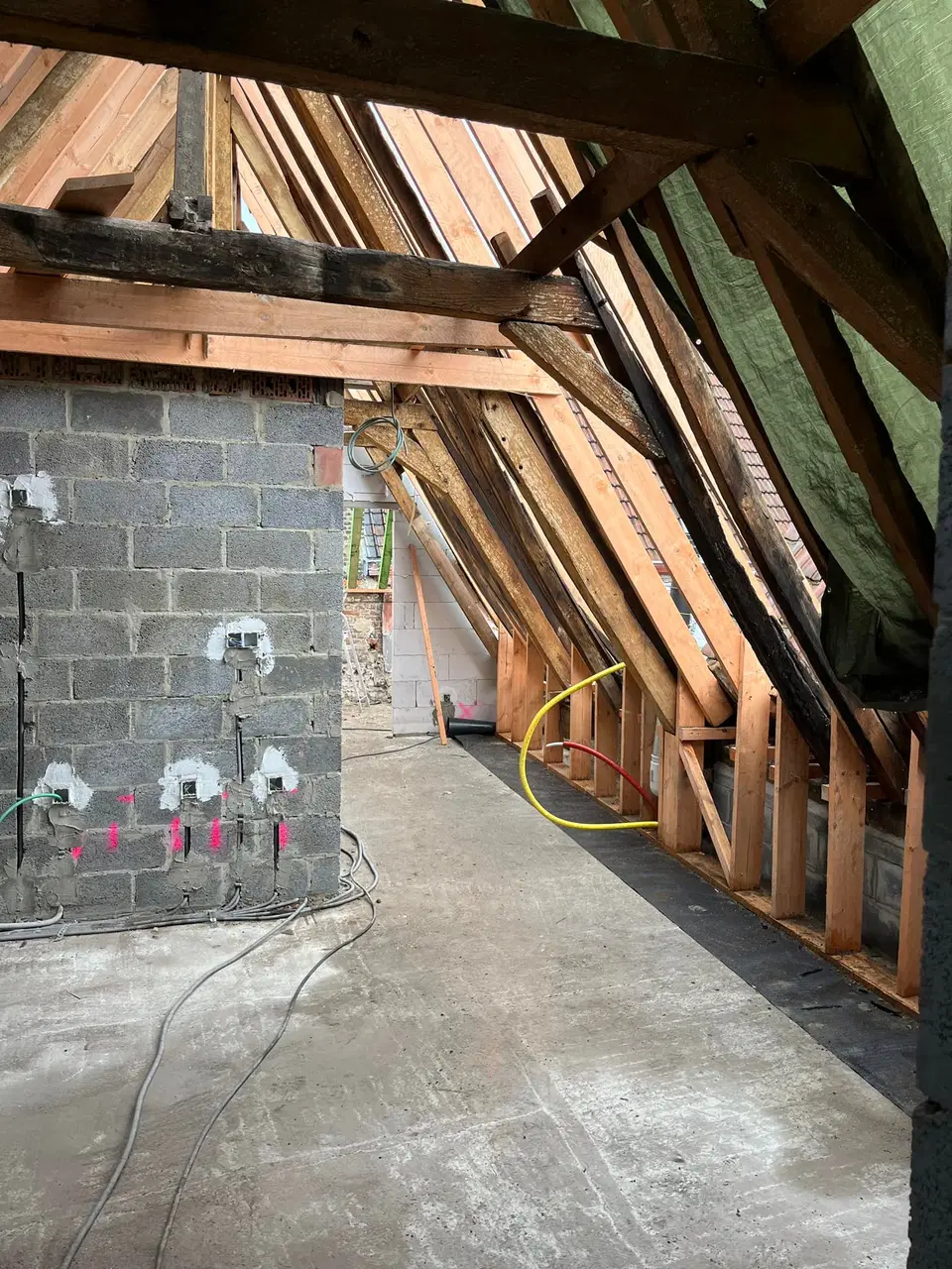 Une charpente refaite au-dessus d'une maison de ville — pendant les travaux