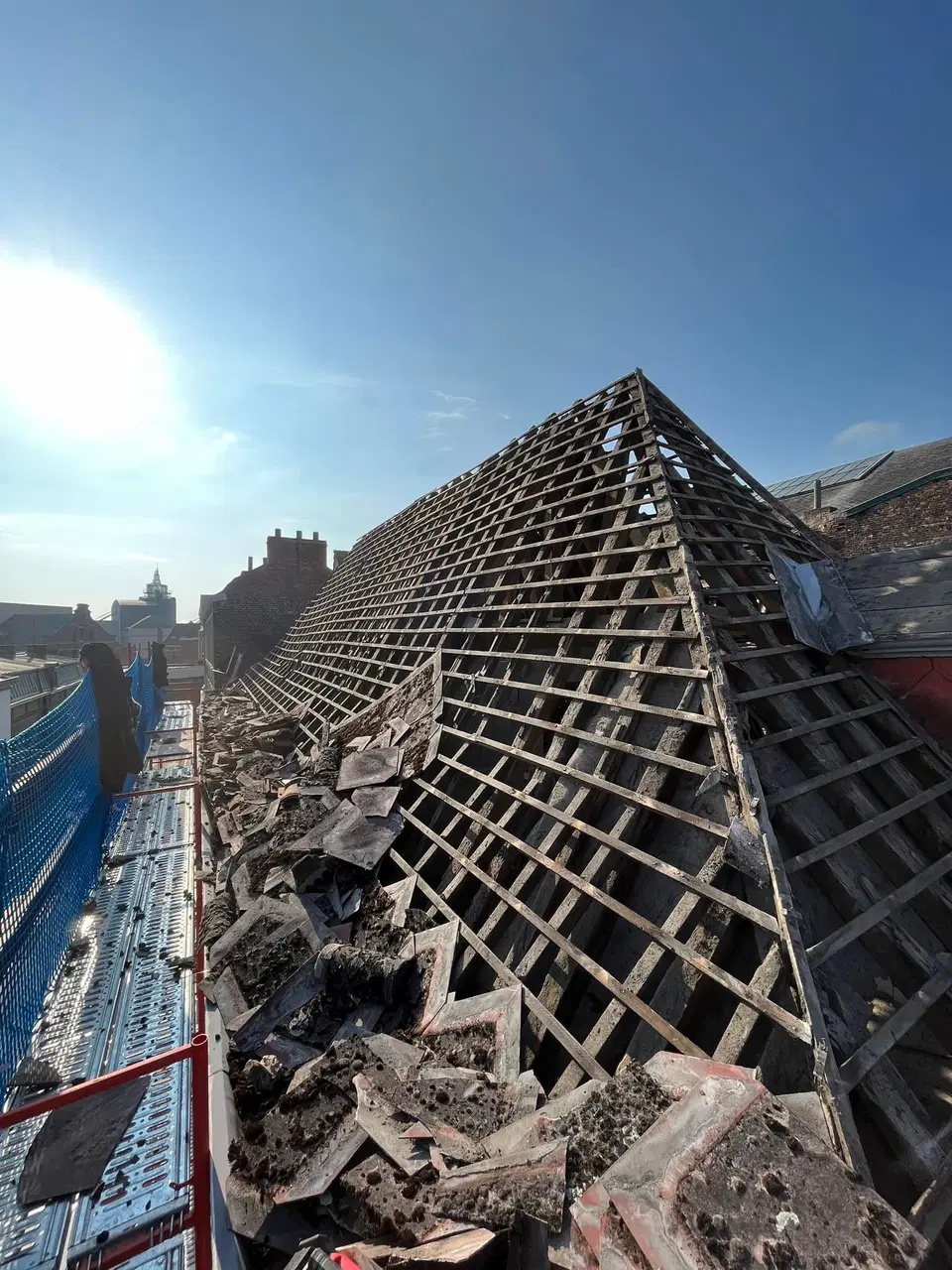 Une charpente refaite au-dessus d'une maison de ville — pendant les travaux
