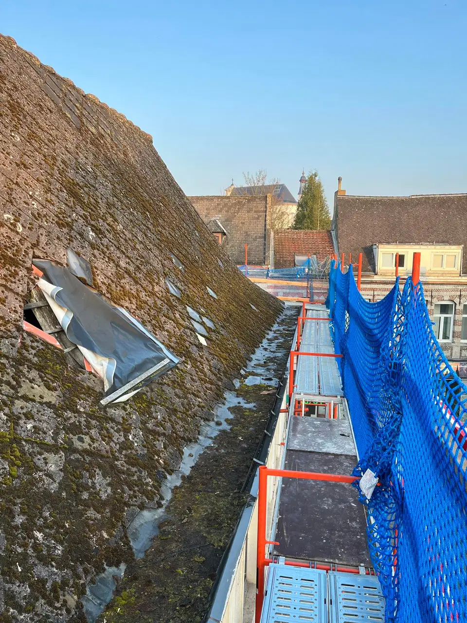 Une charpente refaite au-dessus d'une maison de ville — vers la fin du chantier