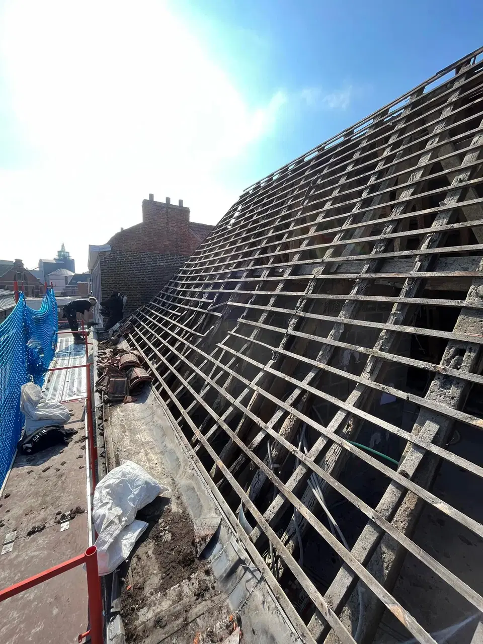 Une charpente refaite au-dessus d'une maison de ville — vers la fin du chantier