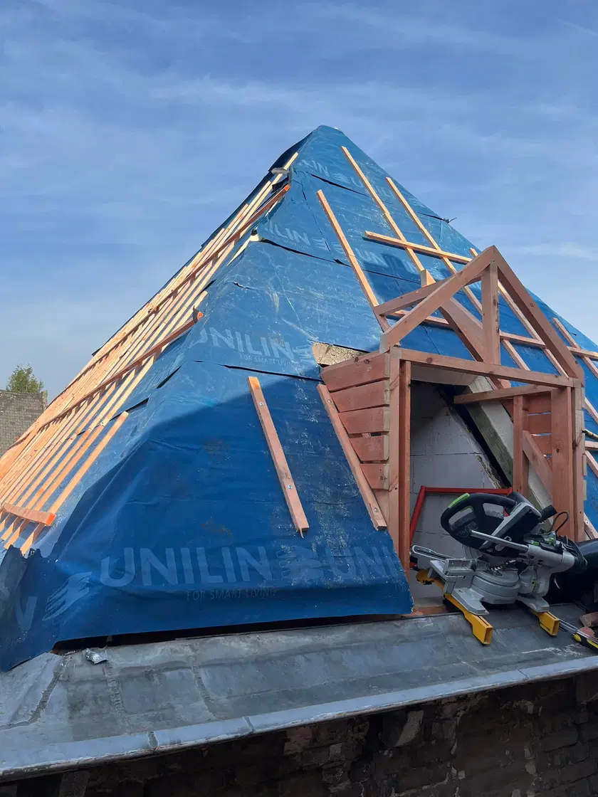 Une charpente refaite au-dessus d'une maison de ville