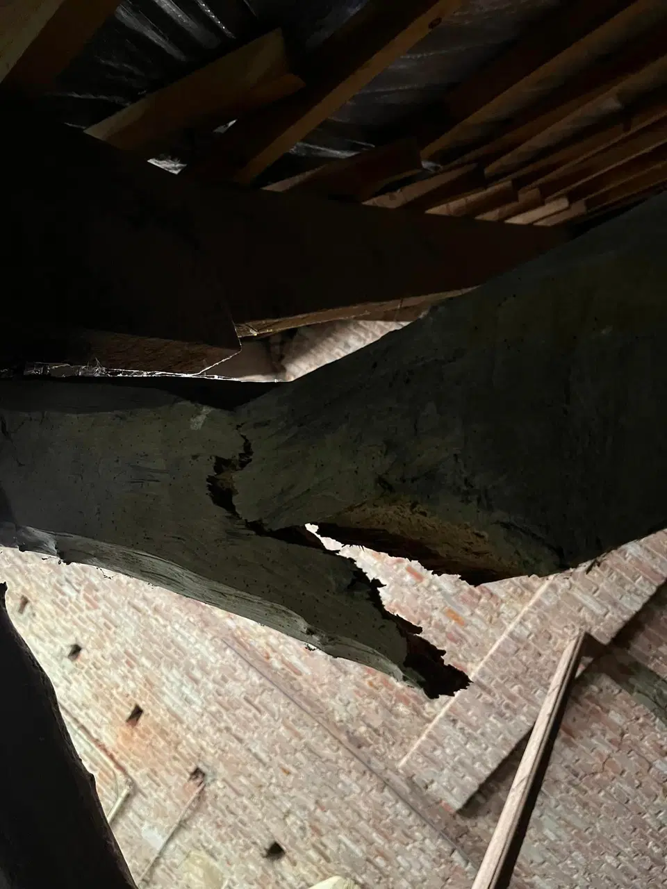 Une charpente reprise dans un bâtiment ancien — pendant les travaux