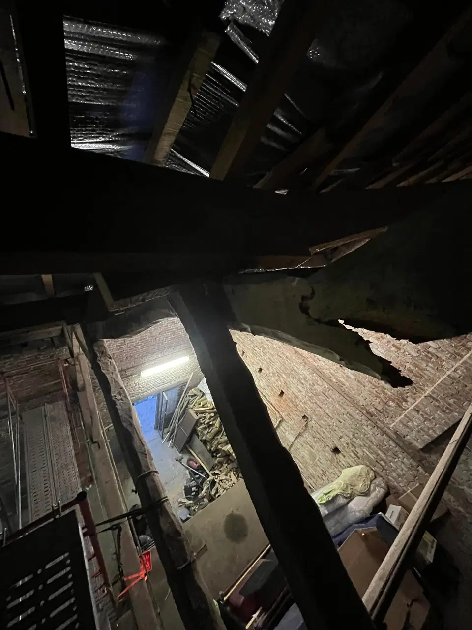 Une charpente reprise dans un bâtiment ancien — pendant les travaux