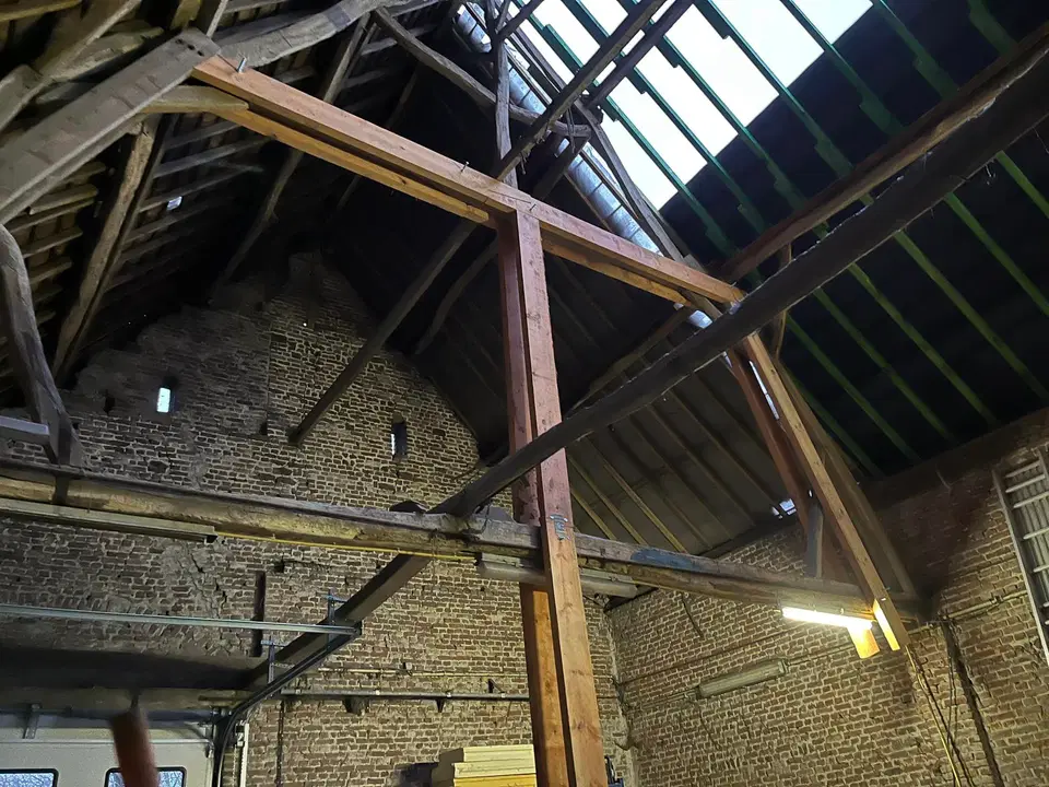 Une charpente reprise dans un bâtiment ancien — vers la fin du chantier