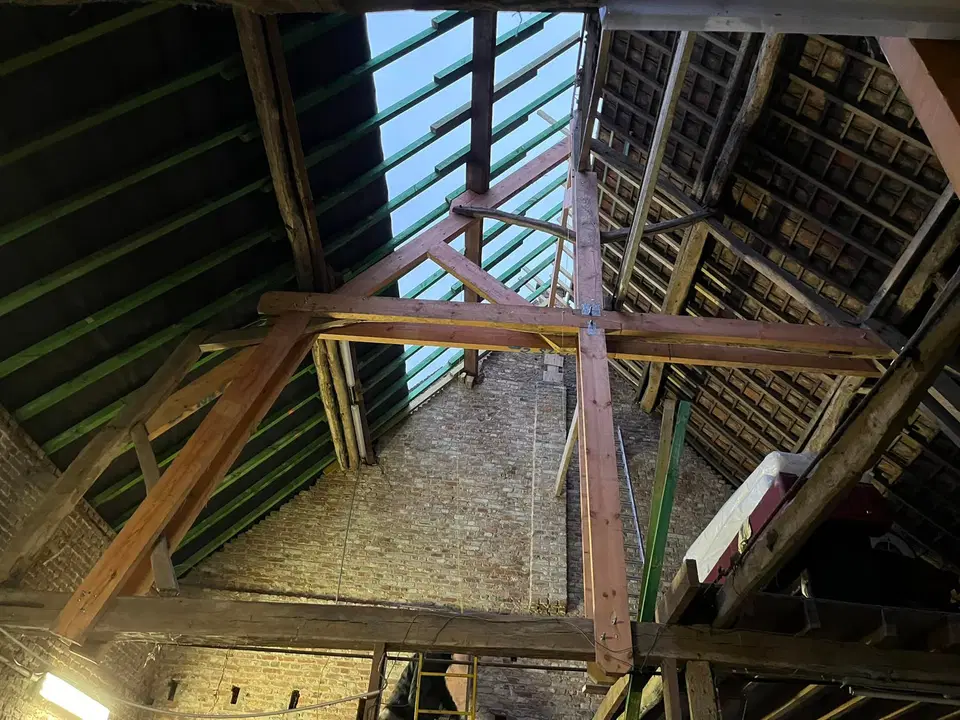 Une charpente reprise dans un bâtiment ancien — en fin de chantier