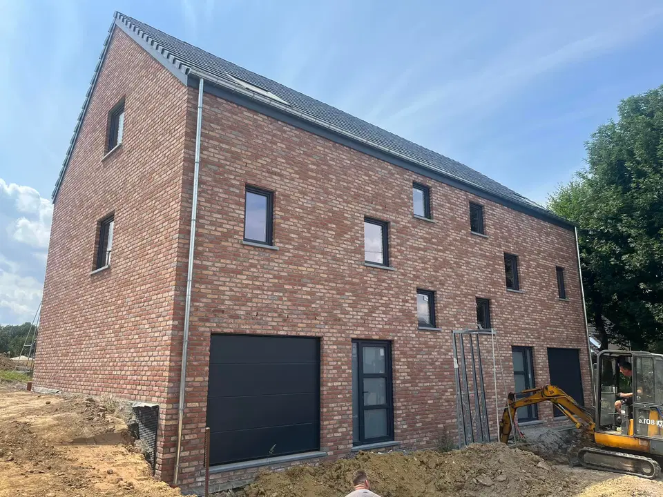 Des châssis posés sur une maison neuve — au début du chantier