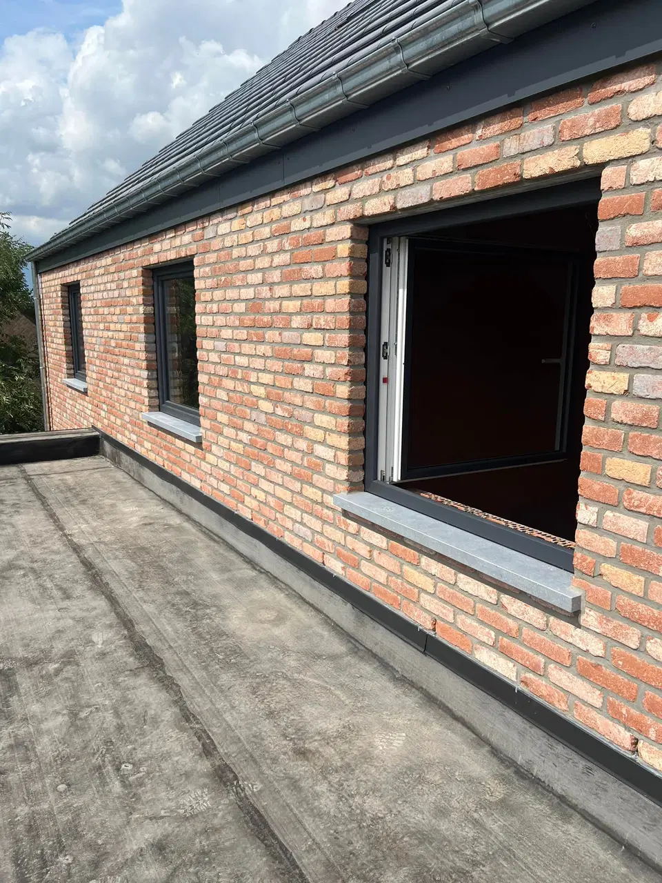 Des châssis posés sur une maison neuve — pendant les travaux