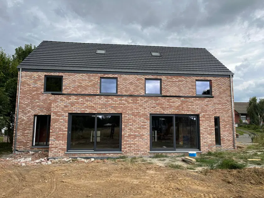 Des châssis posés sur une maison neuve